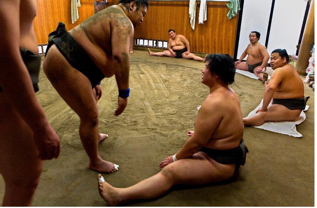 Тренировка борцов сумо