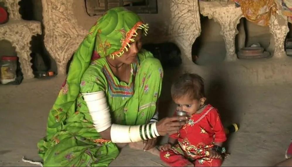 В Пакистане во время засухи наступает голод, и матери отдают одного ребенка, чтобы прокормить остальных