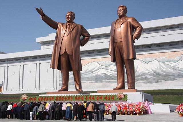 Памятники Ким Ир Сену и Ким Чен Иру