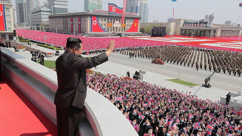 Ким Чен Ын приветствует народ