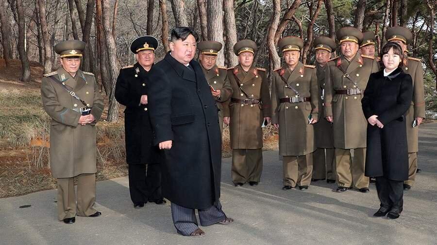 Ким Чен Ын с военными
