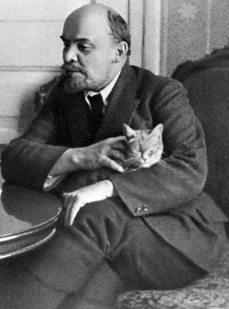 Ленин и его кот. Фото из поисковой сети
