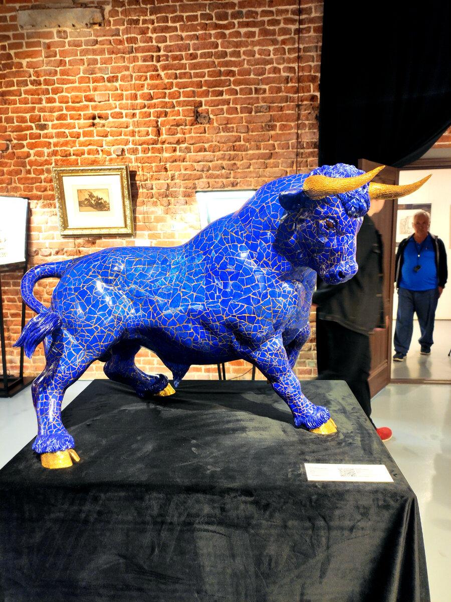 "Лазурный бык", 2020 г. Лазуритовую кожу быка как бы разрывает золотое "нутро". Философский смысл скульптуры: мы - это наш внутренний мир.