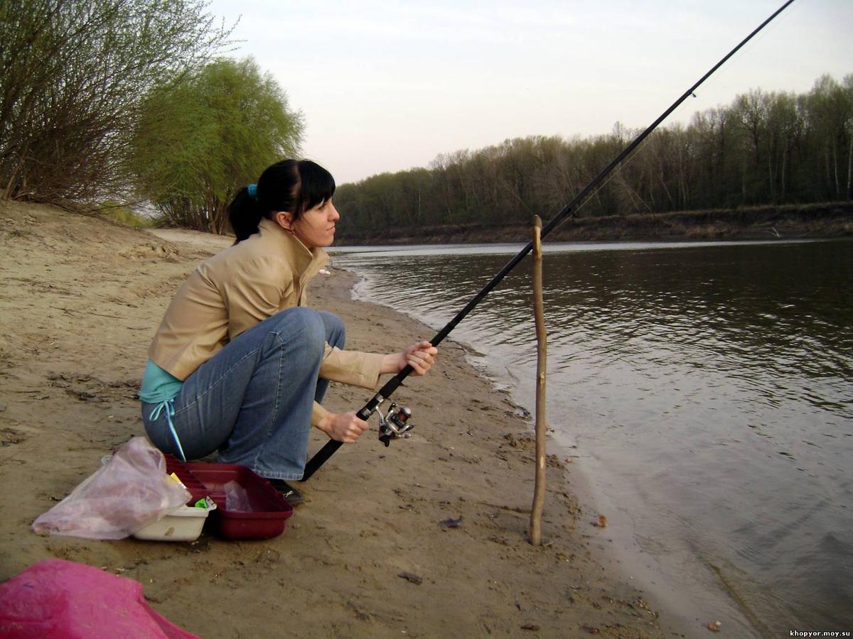Рыбу ловить собрался. Девушка с удочкой. Женщина рыбачит. Рыбалка. Прикольные удочки.