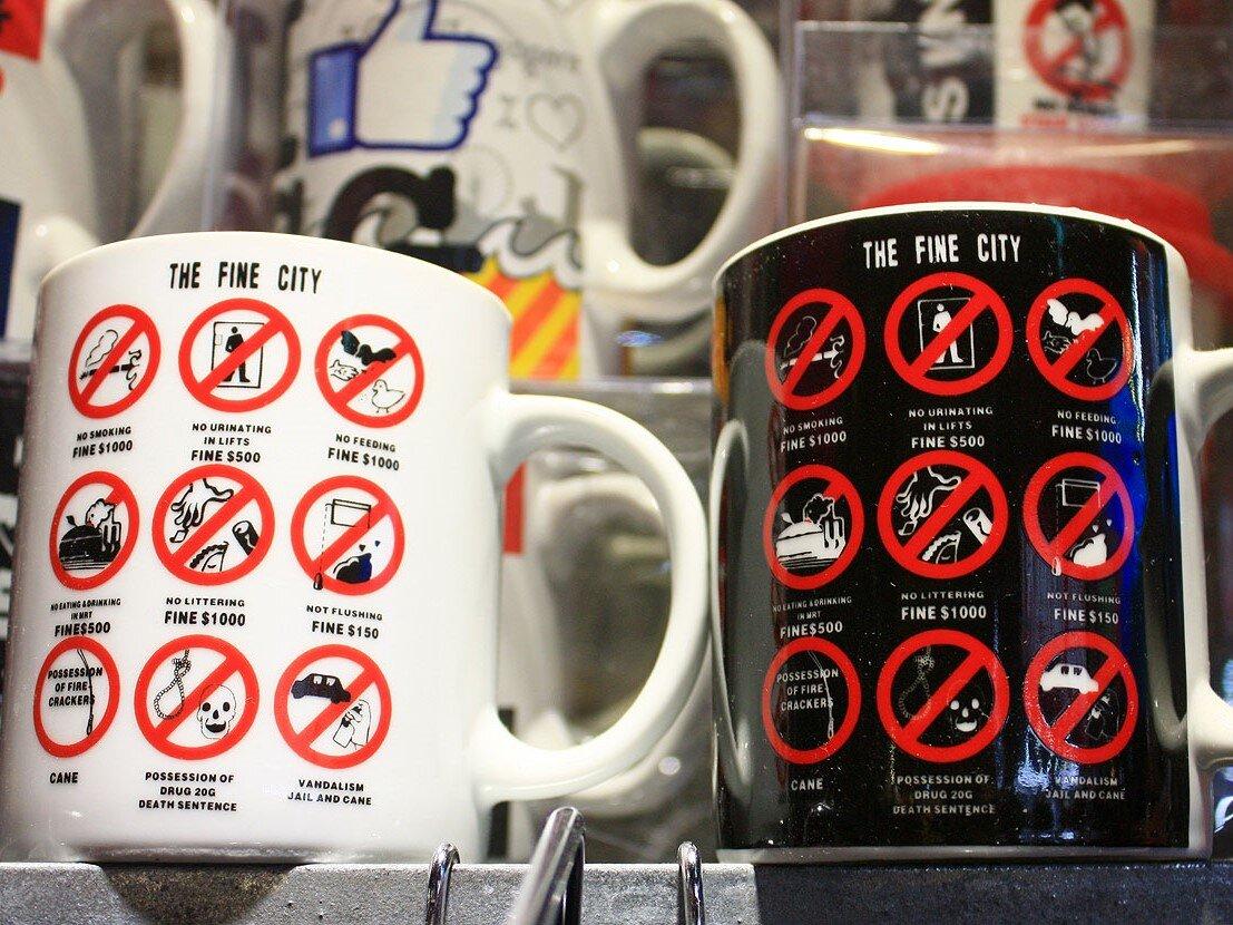 Кружки, "рекламирующие" штрафы и запреты - сувенир из Сингапура. Фото с сайта https://www.vokrugsveta.ru/
