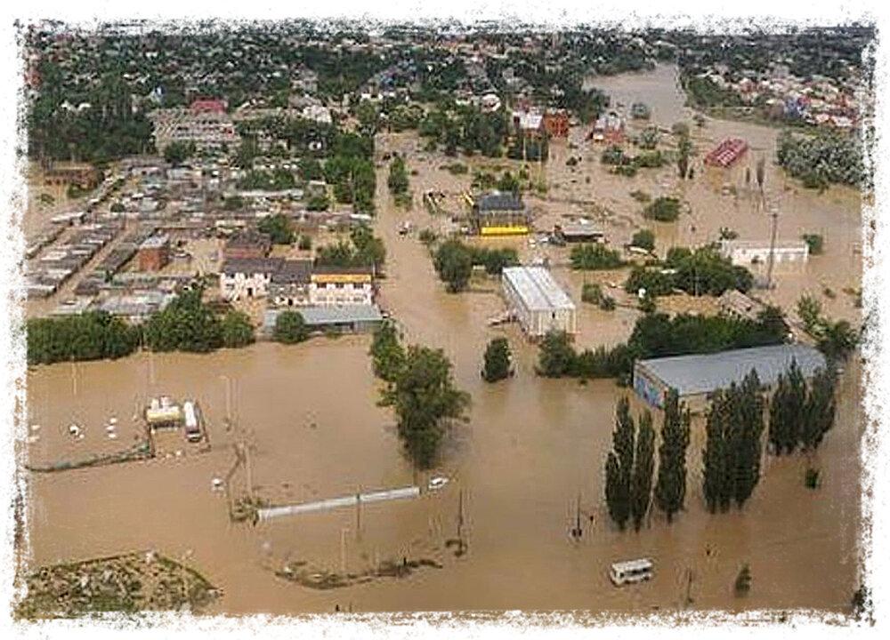 В 2012 году в Крымске произошла страшная трагедия. Небольшая река Адагум, протекающая через весь город вышла из берегов и затопила несколько жилых кварталов.-1-2