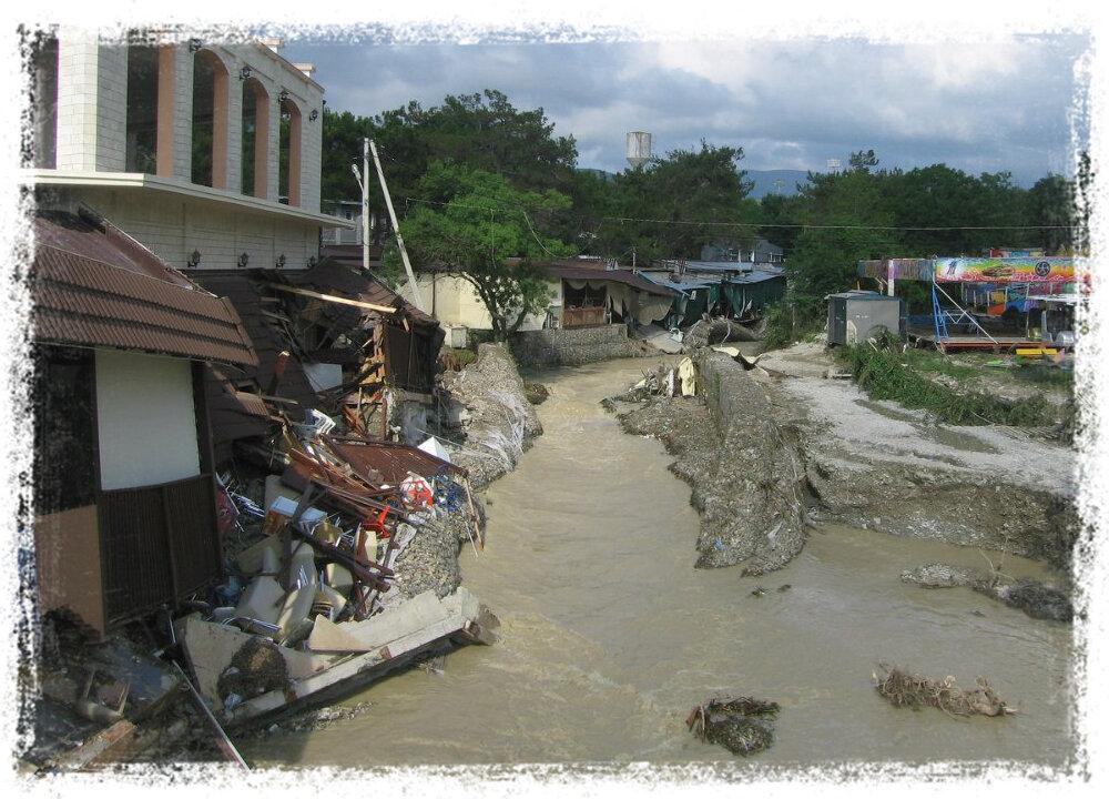 В 2012 году в Крымске произошла страшная трагедия. Небольшая река Адагум, протекающая через весь город вышла из берегов и затопила несколько жилых кварталов.-2-2