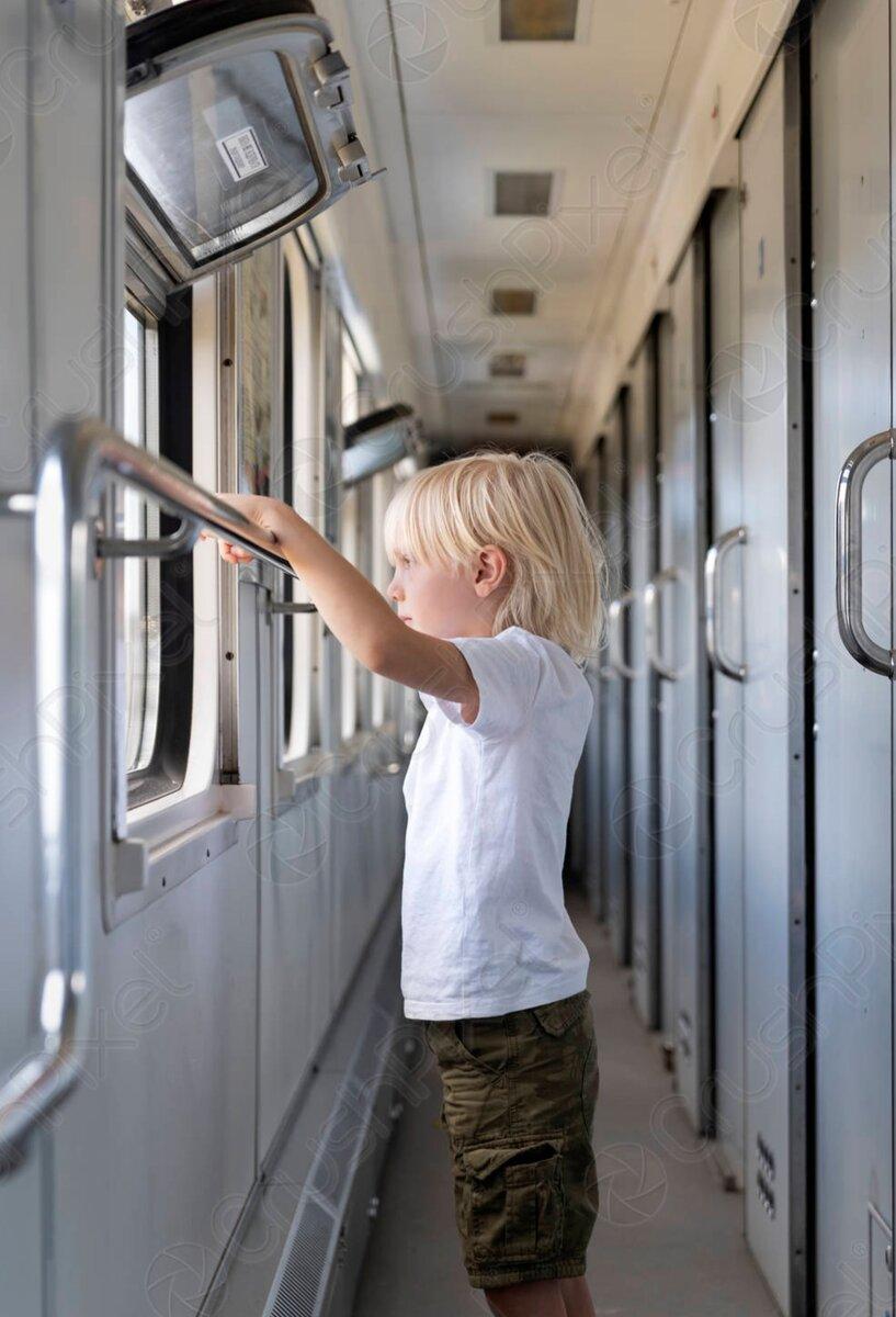 Ребенок в вагоне поезда.