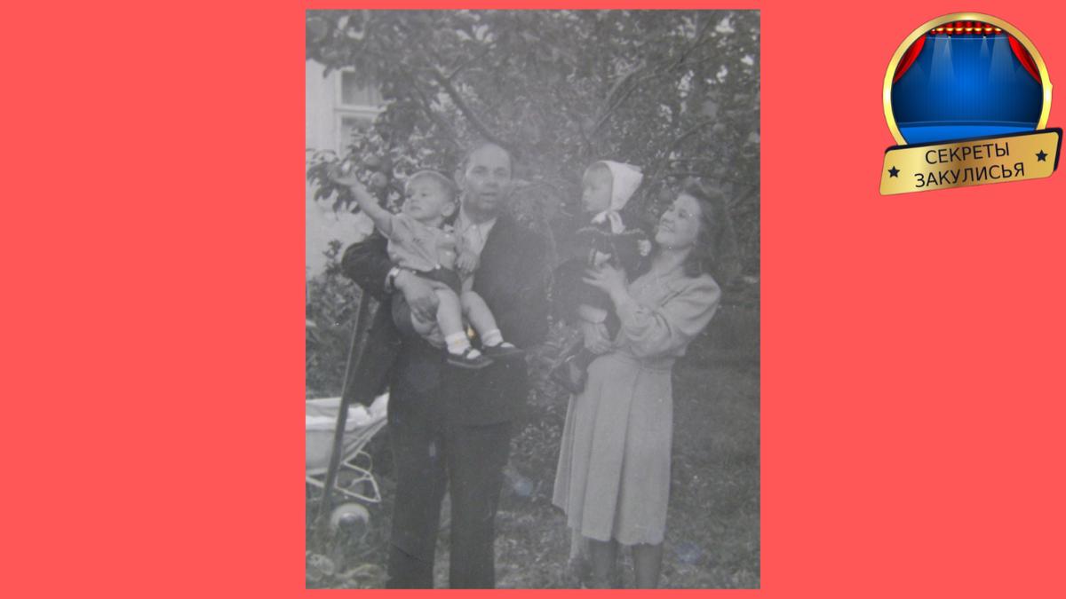 Алла Пугачева и её младший брат Борис на руках у мамы и дедушки