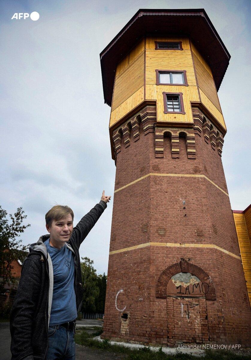 Александр Лунев показывает башню с восстановленным фасадом. Фото: Александр Неменов. Источник изображения: https://vk.com/lunev.tomsk