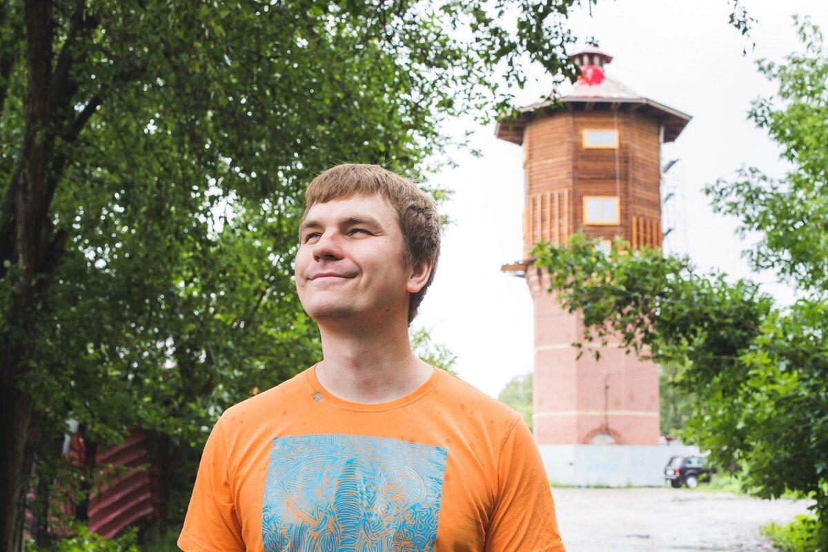 Александр Лунев на фоне своей башни. Источник изображения: Источник изображения: https://vk.com/lunev.tomsk