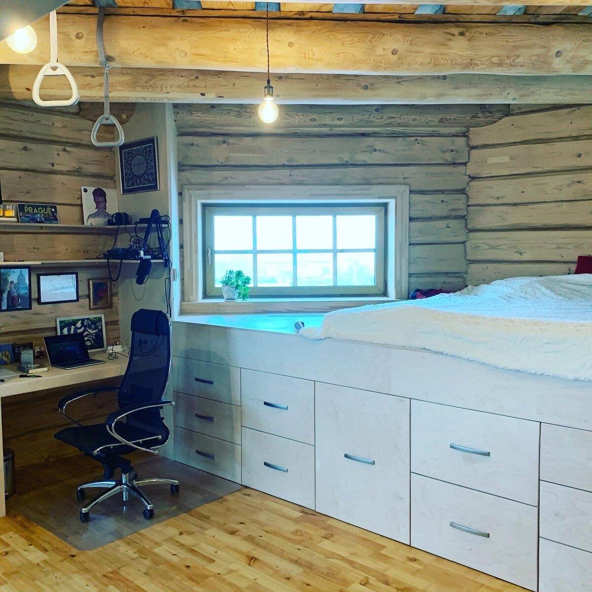 Спальня, рабочий кабинет и места для хранения в одном флаконе. Круто получилось! Источник изображения: https://vk.com/lunev.tomsk
