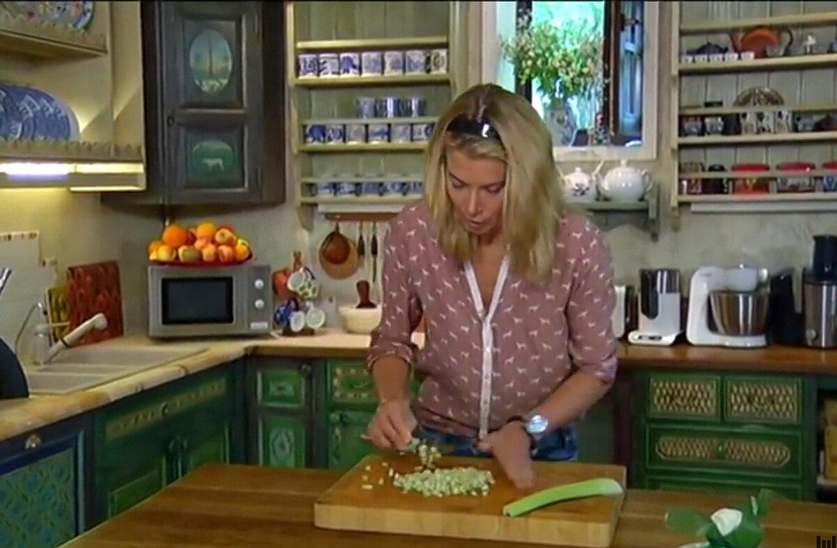 В 2003 году на канале НТВ начало выходить шоу Юлии Высоцкой "Едим дома". Формат передачи выглядел необычно для тех лет - актриса в домашней обстановке готовила разные блюда.-2