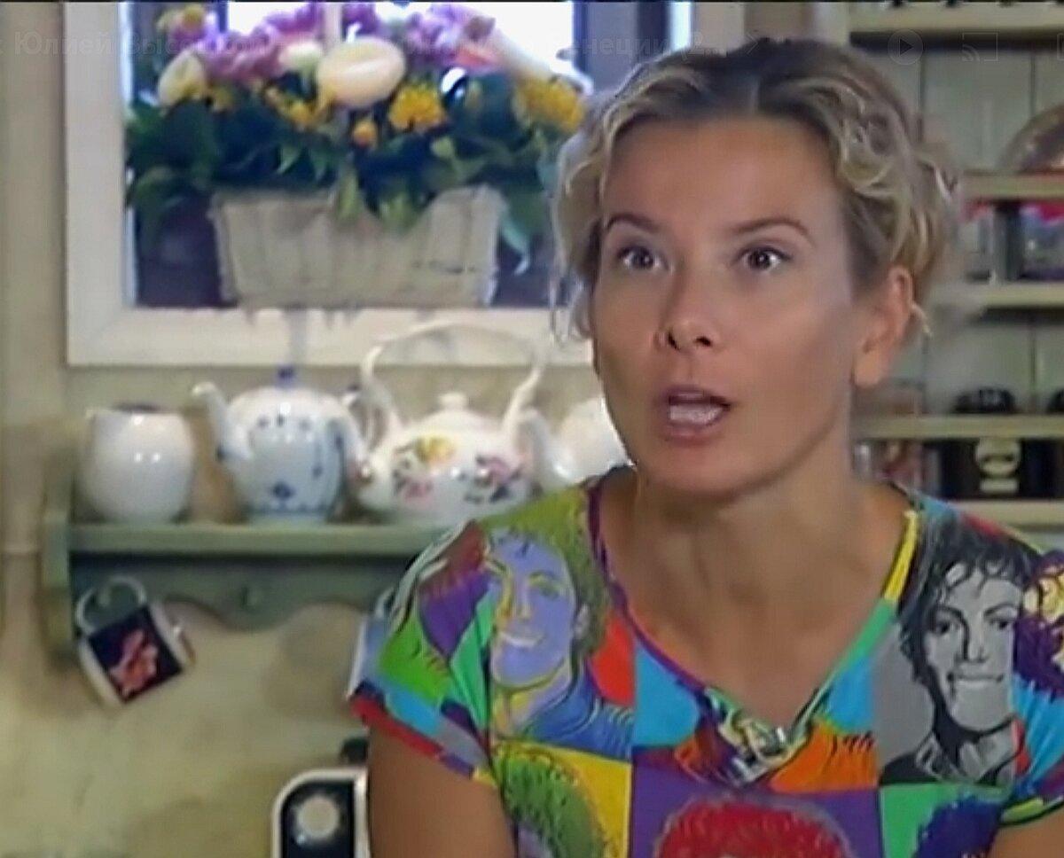 В 2003 году на канале НТВ начало выходить шоу Юлии Высоцкой "Едим дома". Формат передачи выглядел необычно для тех лет - актриса в домашней обстановке готовила разные блюда.-6