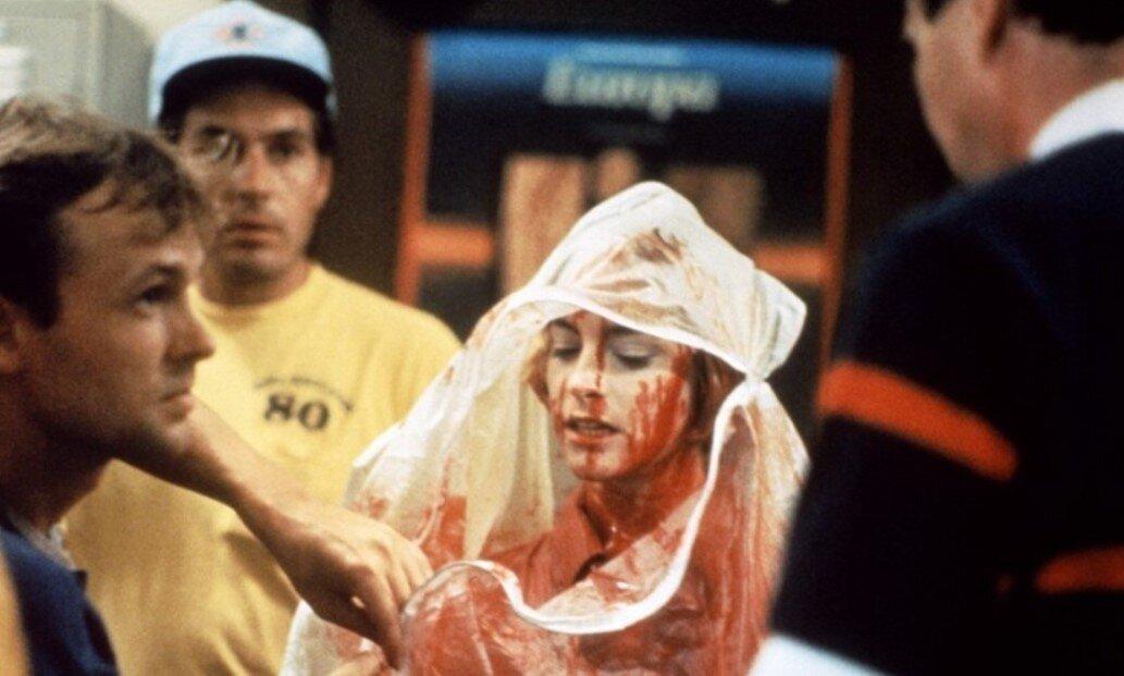 Первая часть фильма "Кошмар на улице Вязов", вышедшая в 1984 году и снятая Уэсом Крейвеном, стала настоящим хитом.-6