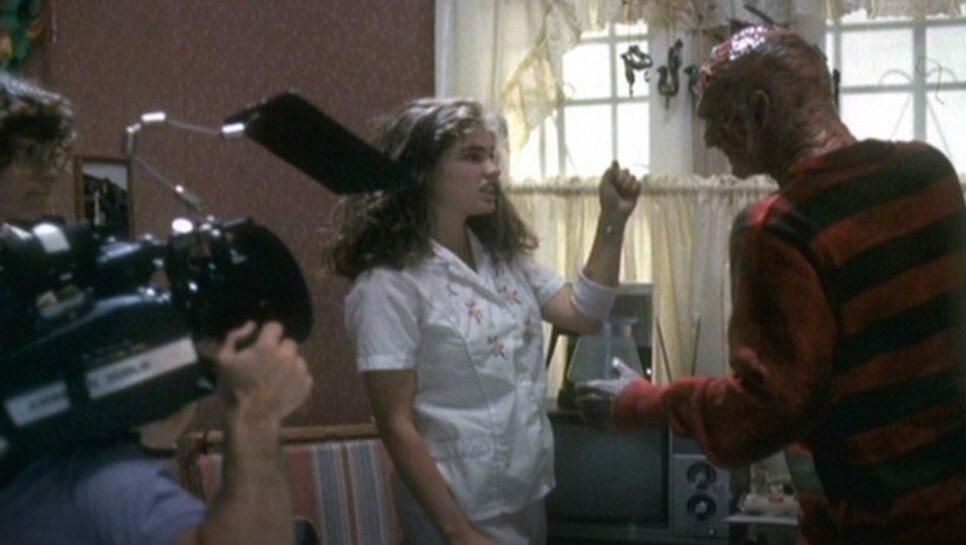Первая часть фильма "Кошмар на улице Вязов", вышедшая в 1984 году и снятая Уэсом Крейвеном, стала настоящим хитом.-7