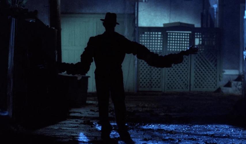 Первая часть фильма "Кошмар на улице Вязов", вышедшая в 1984 году и снятая Уэсом Крейвеном, стала настоящим хитом.-9
