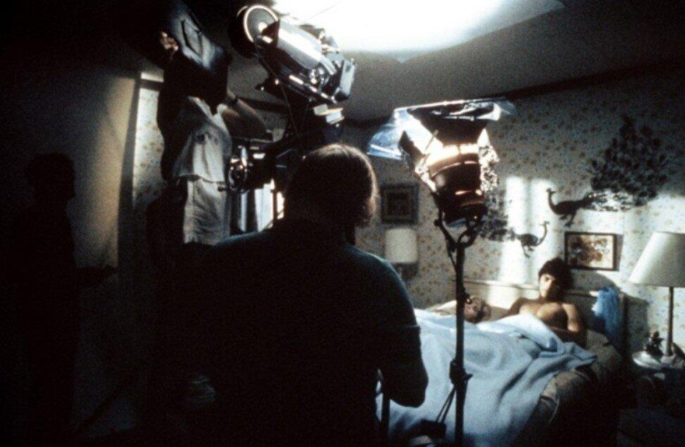 Первая часть фильма "Кошмар на улице Вязов", вышедшая в 1984 году и снятая Уэсом Крейвеном, стала настоящим хитом.-11