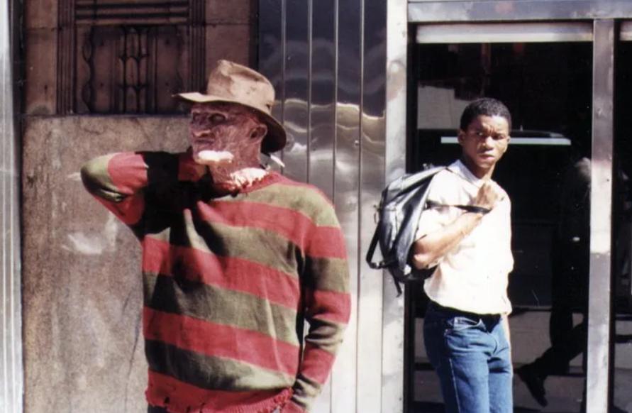 Первая часть фильма "Кошмар на улице Вязов", вышедшая в 1984 году и снятая Уэсом Крейвеном, стала настоящим хитом.-17