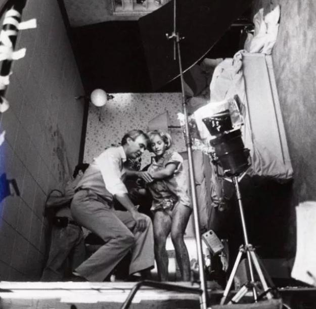 Первая часть фильма "Кошмар на улице Вязов", вышедшая в 1984 году и снятая Уэсом Крейвеном, стала настоящим хитом.-23