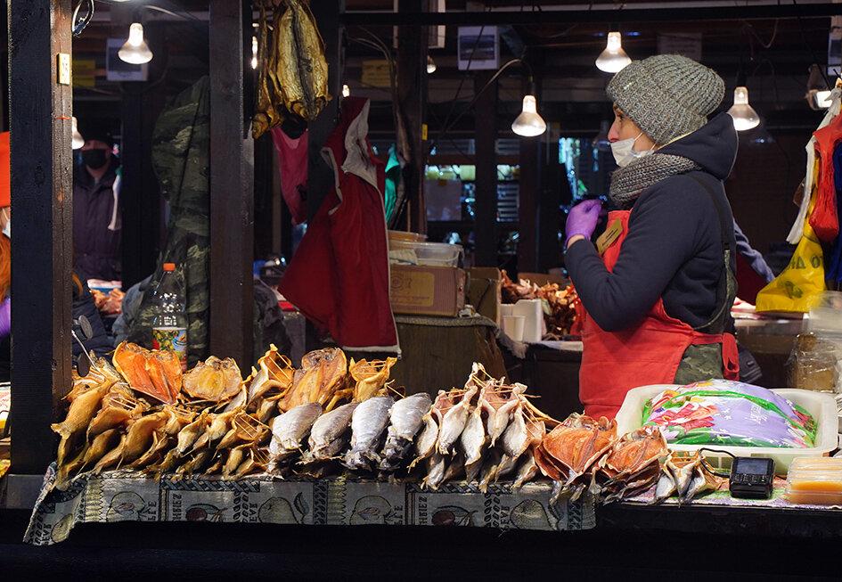 Рыбный  рынок в Листвянке. Фото Бориса  Слепнева