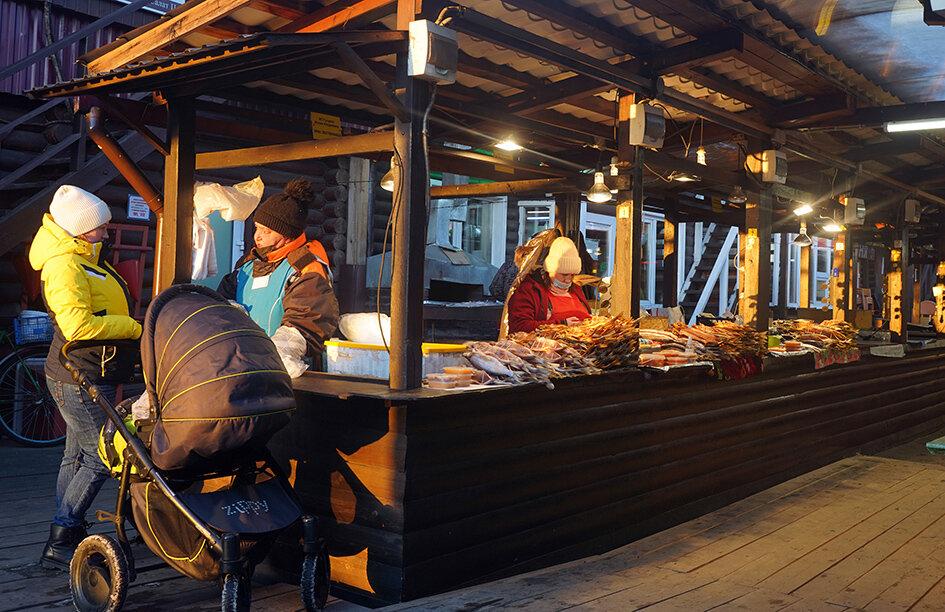 Рыбный  рынок в Листвянке. Фото Бориса  Слепнева