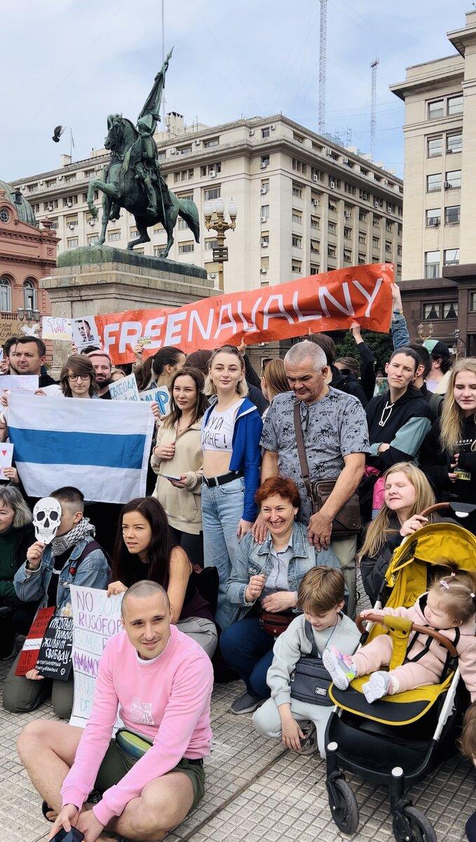 Россияне на митинге перед Президентским дворцом в Буэнос-Айресе.