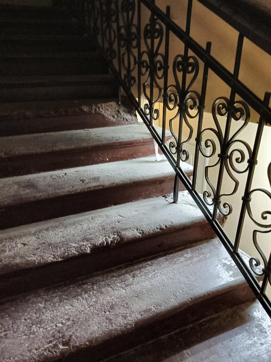 Эта лестница ещё помнит шаги Марии Шелеховой. 