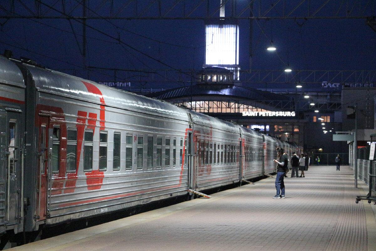 Пассажирский поезд на Финляндском вокзале Петербурга