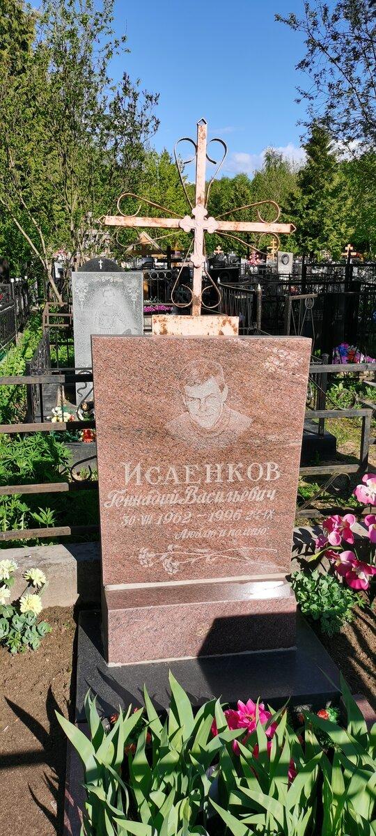 Могилы людей, тесно связанных с преступным миром, можно найти на любом известном кладбище Москвы.-7