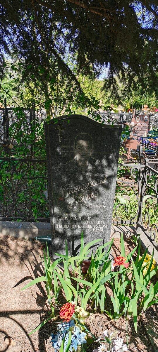 Могилы людей, тесно связанных с преступным миром, можно найти на любом известном кладбище Москвы.-8
