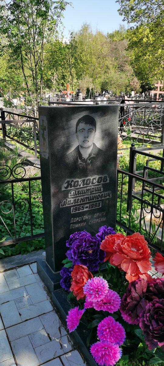 Могилы людей, тесно связанных с преступным миром, можно найти на любом известном кладбище Москвы.-10