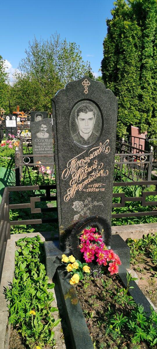 Могилы людей, тесно связанных с преступным миром, можно найти на любом известном кладбище Москвы.-14