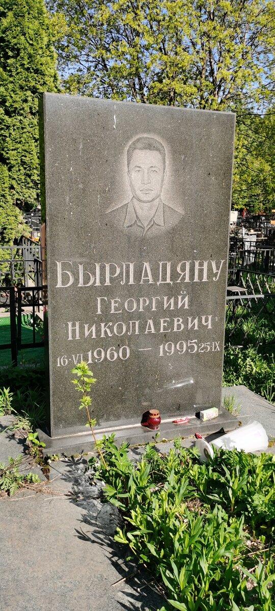 Могилы людей, тесно связанных с преступным миром, можно найти на любом известном кладбище Москвы.-15