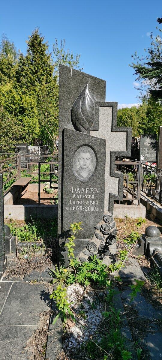 Могилы людей, тесно связанных с преступным миром, можно найти на любом известном кладбище Москвы.-20