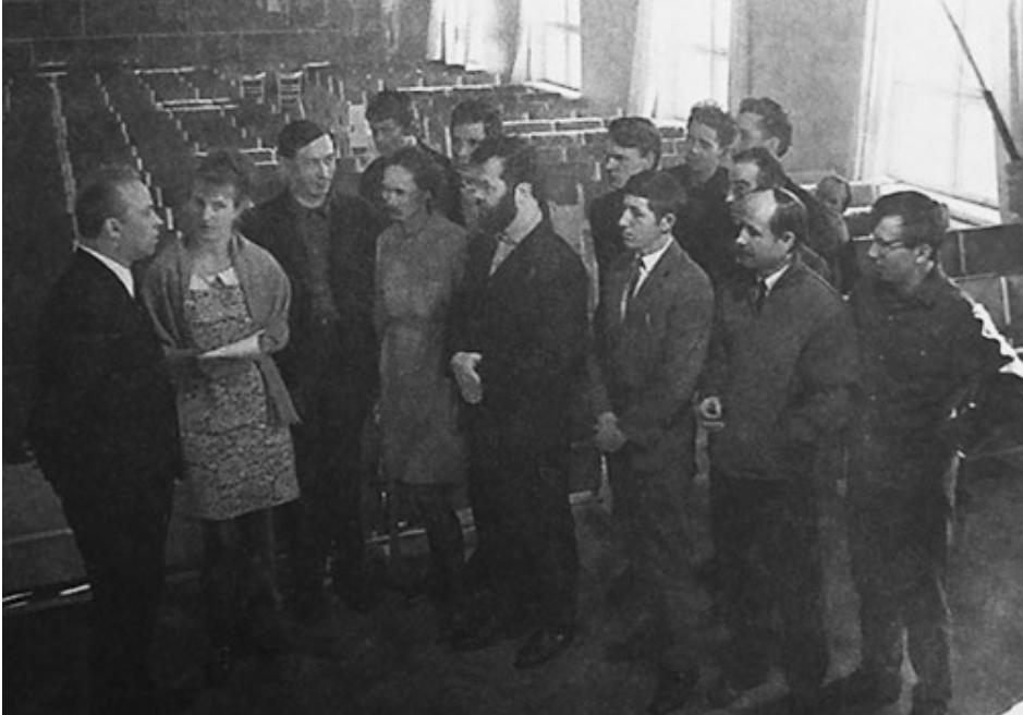 На семинаре молодых поэтов и прозаиков в Доме политпросвещения в Вологде. На фотографии Рубцов (второй справа) рядом с рецензируемыми им молодыми авторами.  Март 1970 г.