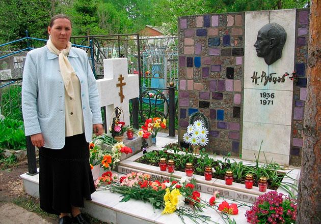 Елена Рубцова на могиле отца. Фото Марины Виноградовой