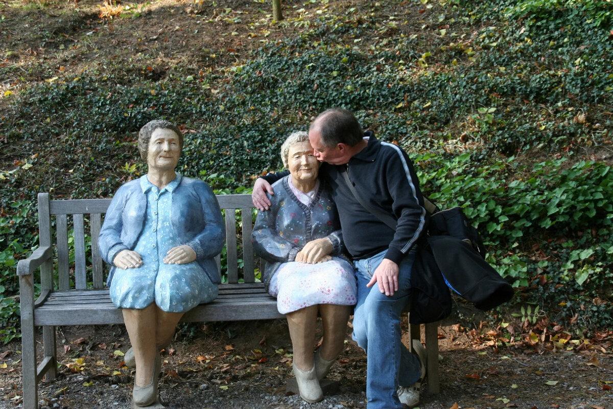 Скульптура с типичными бабушками на скамейке
