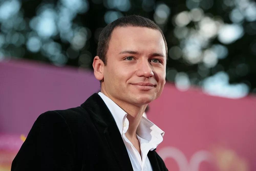 Яркий ведущий, совсем неплохой актер, который частенько появлялся в сериалах и даже заслуженный артист Александр Олешко.
