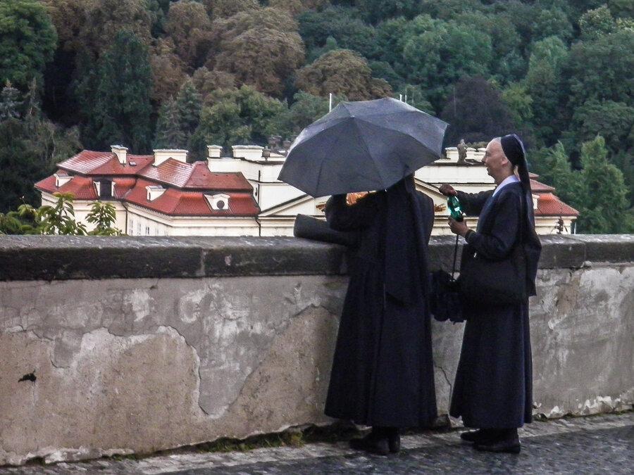 Монашки на смотровой площадке. Фото Анатолия Мигова.