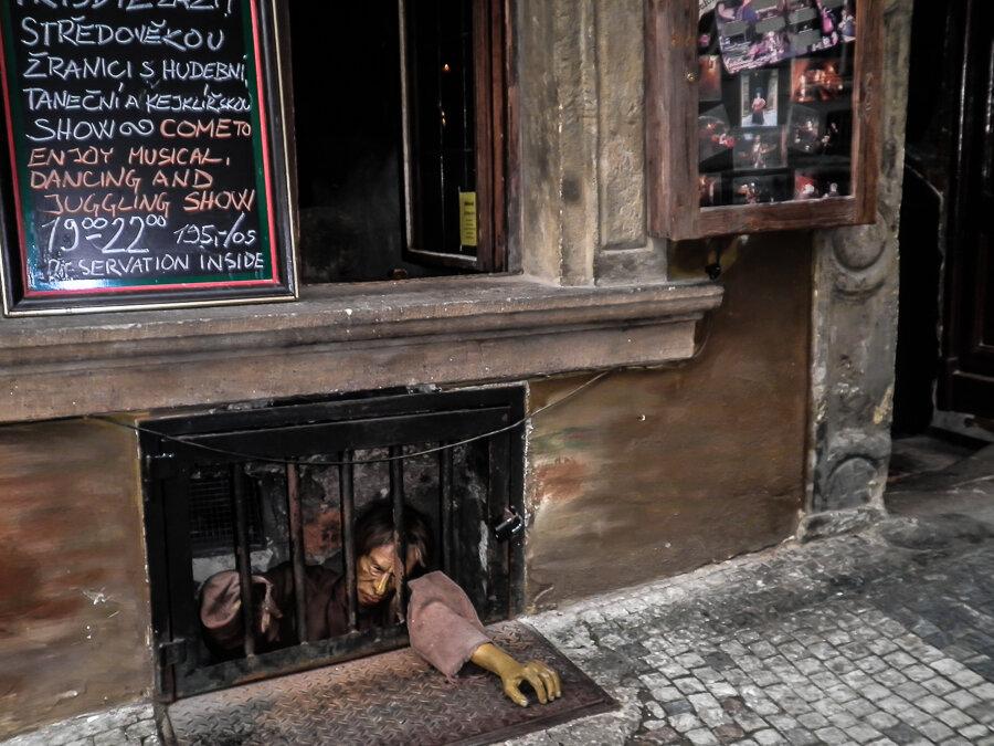 По чешски я не читаю, но понял, что здесь выпивают, закусывают и танцуют до упаду. Фото Анатолия Мигова.