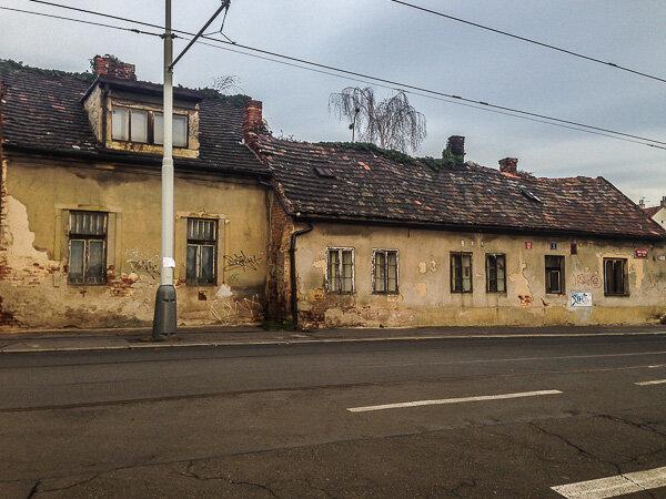 И такие дома есть в Праге. Это в центре все красиво, а в остальном по всякому люди живут. Фото Анатолия Мигова.