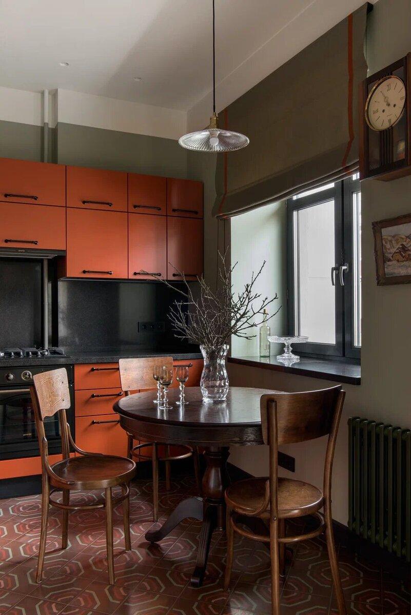 Доминирующие цвета в квартире — охра, терракотовый, оливковый, серый, черный, все оттенки коричневого, глубокий жёлтый. В той или иной комбинации эти оттенки встречаются во всех комнатах