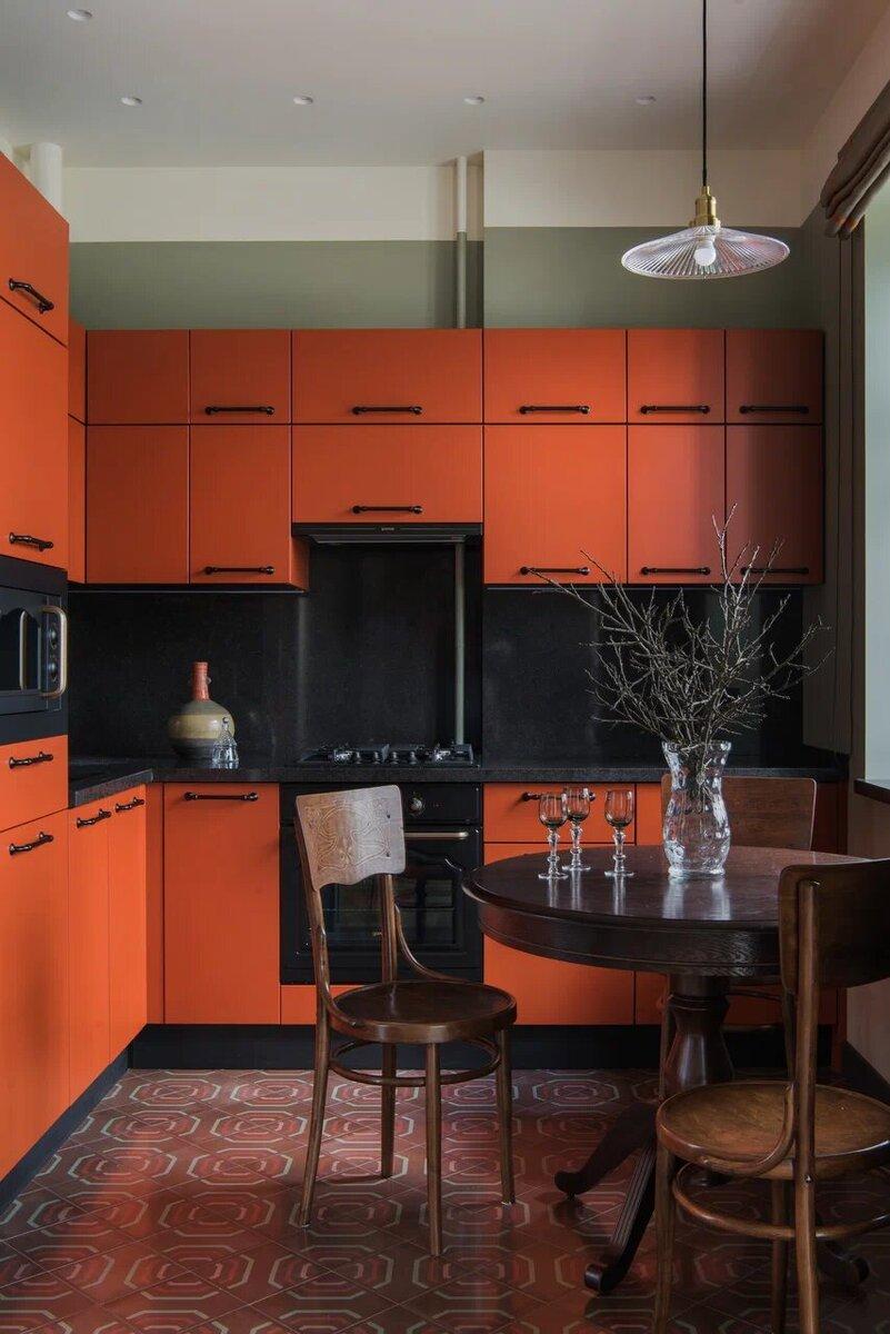 Я не очень люблю цветные фасады кухонных гарнитуров (мои цвета-фавориты на кухне — белый и молочный), но здесь оранжевый с красно-коричневым оттенком смотрится очень элегантно. Вроде ярко, но не надоедает
