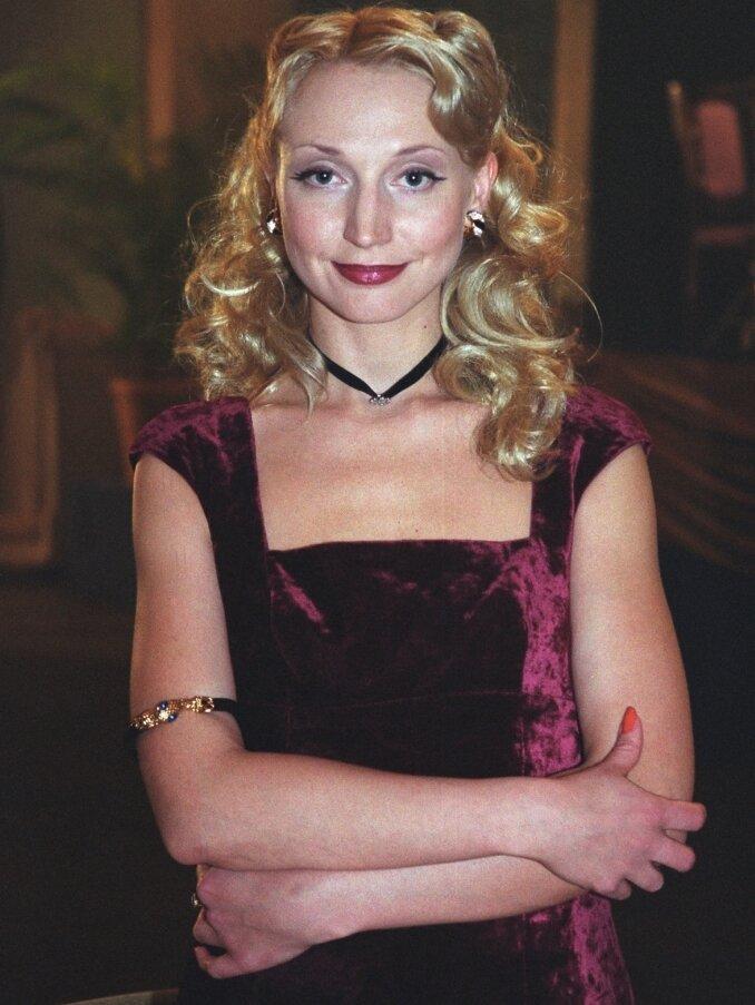 В начале марта 2002 года в СМИ просочилась информация о том, что Кристина Орбакайте на днях получила литовское гражданство.-9