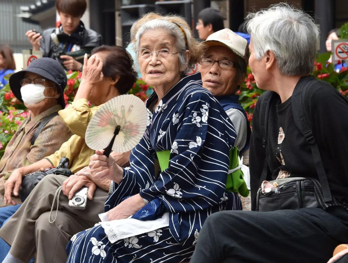 Стильные японские старики в кимоно смотрятся эстетично