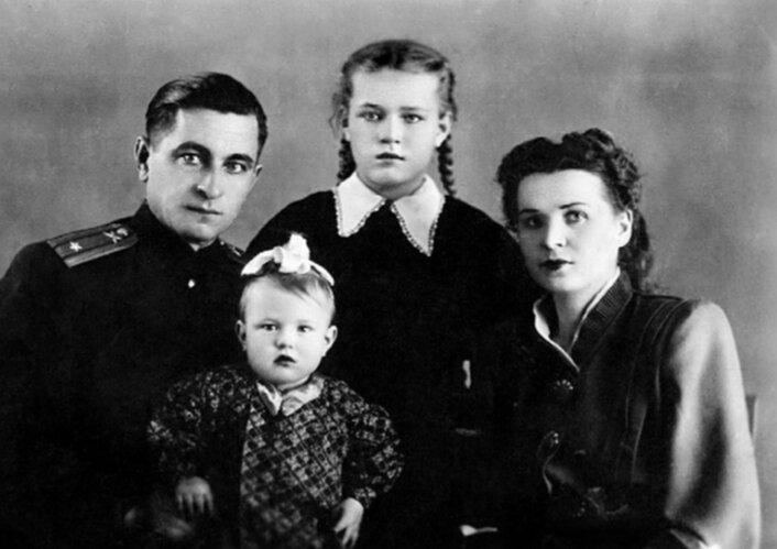 Людмила Чурсина с родителями и младшей сестрой