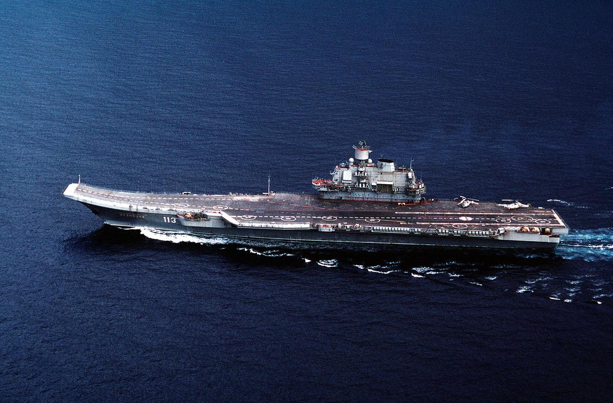 Адмирал Кузнецов во время перехода на Северный Флот в 1991 году