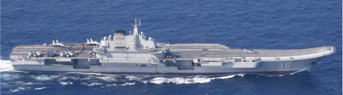 «Ляонин» в Филиппинском море весной 2021 года. На палубе видны самолеты J-15, созданные на основе прототипа Су-33, купленного у Украины