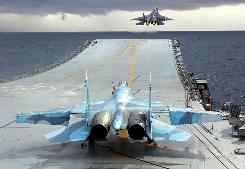 МиГ-29К взлетает с трамплина. Су-33 ждет своей очереди